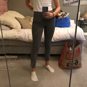 Kostymbyxor zara st 34 - Hej! Jag ska sälja dessa byxor från zara i st 34. De passar även mig och brukar ha 34/36 i jeans! Skriv vid intresse. Högstbjudande får dem.