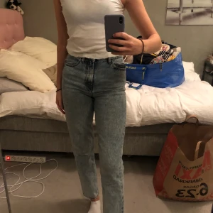 Collusion* raka jeans st 26/34 - Hej! Jag ska sälja dessa jeans från Collusion som jag köpte från ASOS i st 26/34. De passar även mig och brukar ha 34 och 36 i byxor! Skriv vid intresse. Högstbjudande får dem. Nästan aldrig använda, mycket bra kvalitet. ( är 170 cm )