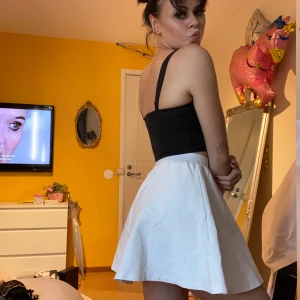 Kjol - Elastiskt band i midjan så passar XS-S. Använd 2-3 ggr. Frakt 44 kr