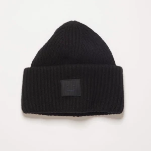 Acne studios mössa - Säljer min acne mössa, den är knappt använda så nästintill nyskick! 