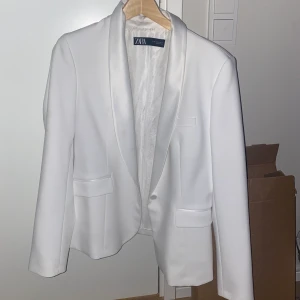 Kavaj - Kavaj från zara, använd 1 gång. Storleken är liten så jag tycker inte dem är en XL mer än M som sitter oversize på en S.