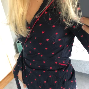 Blus med hjärtan Kappahl st 36 - Säljer min blus från Kappahl som är använd 2-3 gånger. Inga fläckar eller täcken på användning. Skriv vid intresse.