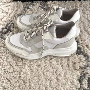 Sparsamt använda vita sneakers. Köpta från Zalando i äkta läder. Ordinarie pris 1000kr. 