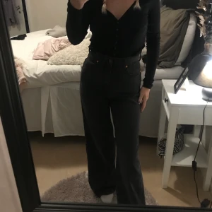 Svarta jeans  - Storlek xs, helt nya jeans köpta för 899kr pris kan diskuteras vid snabb affär!