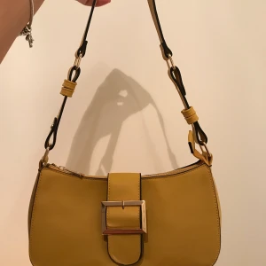 Aldrig använd väska💛 - Pricken över i:et till din outfit. Nyköpt från kappahl, tyvärr aldrig  använd 😼 