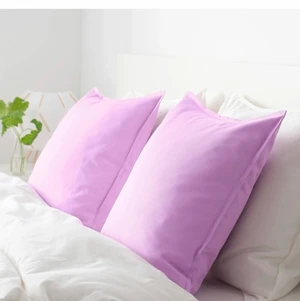Kuddfodral lila - Fina kuddfodlal ifrån Ikea! Inget fel på dom, säljer då de inte passade in i mitt rum. Säljer 3 st, 20kr st + frakt! Kontakta vid fler frågor!❤️