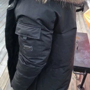 Hollies jacka herr  - Den är knappt använd säljes för 5,000 kr i äffar men pris kan vi diskutera ifall du är intresserad, den har en äkta päls inga rivmärken osv på jackan, ingen kvitto 