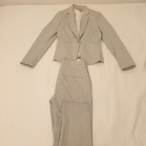 Kostymset för dam i ljusgrått  - Säljer detta kostymset från H&M i regular fit. 
