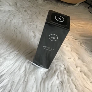 Rebelle foundation  - Den kända Rebelle foundation. Helt ny oöppnad. Säljer den för jag råka beställa två. Passar alla hudfärger då den kommer i färgen vit och ändrar färg så fort man lägger den på huden och anpassar sig till sin egna hud ton. Jätte bra pigment. Håller länge och torkar inte ut huden. 