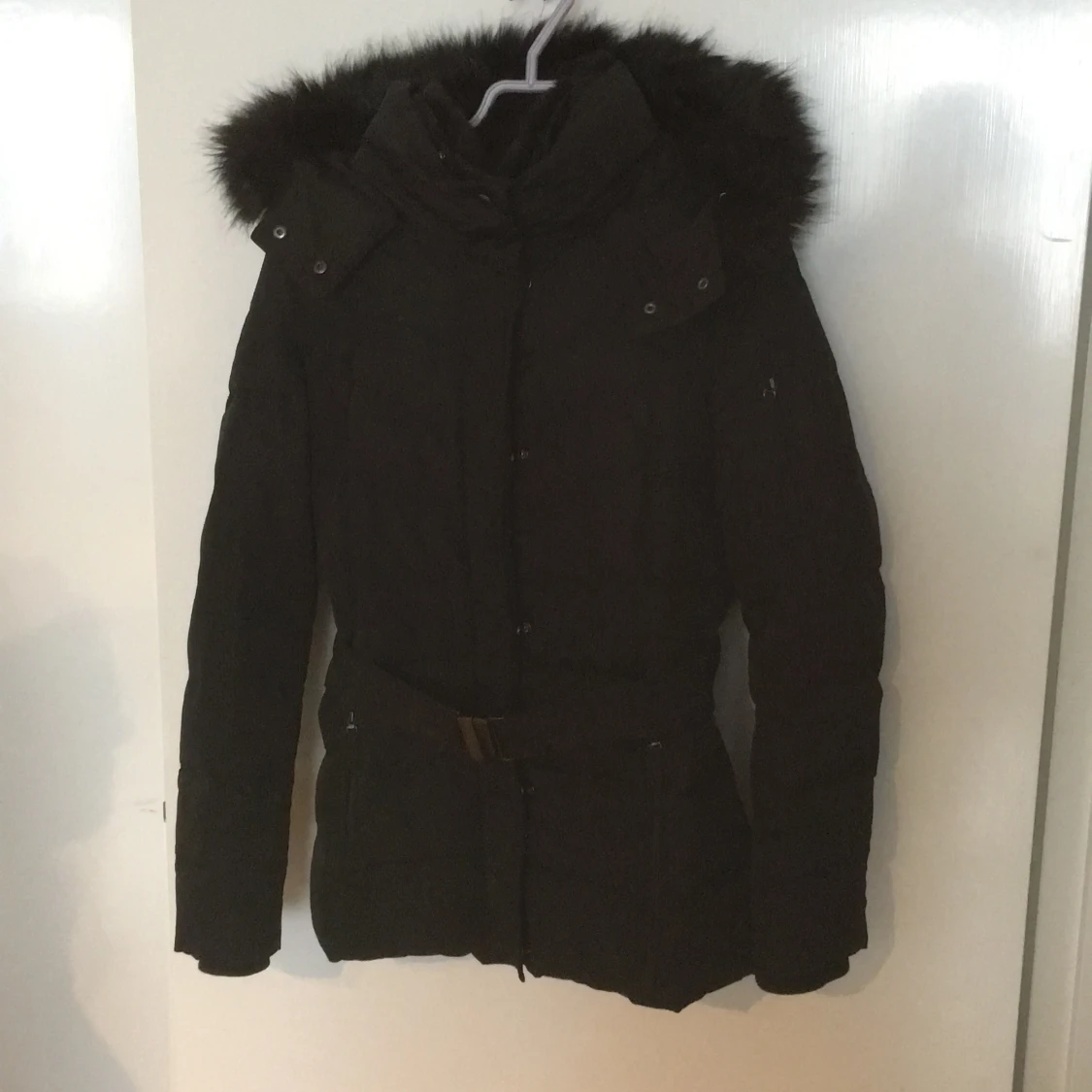 Snygg svart vinterjacka med päls. - 90