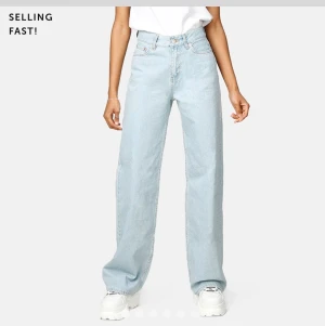 Jeans wide leg - Säljer mina jeans från junkyard. 💙Storlek 27