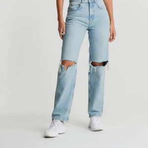 gina tricot jeans - ✨säljer dom populära gina jeansen då dom är lite för stora för mig, endast andvända ett fåtal gånger men är i toppenskick✨ 