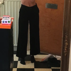 Manchesterbrallor - Klassiska manchesterbyxor från Monki. Storlek 36. Lite korta på mig som är 174. Kontakta för mer detaljerade bilder🦋