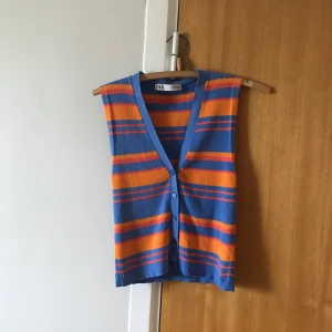 Zara väst - Snyyyyggggg väst från zara🍓🍓🍓  startar budgivning då väldigt många är intresserade, budgivning sker i kommentarerna!!!! Avslutas 6 okt kl 14:00