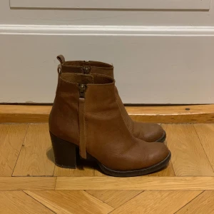 Stövletter / boots 38 - Snygga och hållbara boots/stövletter för hösten i brunt skinn. Älskar dem och har tagit väl hand om dem, men kan inte ha klack på skorna efter att ha opererat foten. Bra skick och bra mönster på sulan fortfarande. Snygga till både byxor och kjol/klänning. Nyligen insmorda med läderfett.  Märke: Sixtyseven Storlek: 38  Har Swish. Hämtas i Skanstull eller skickas mot porto. Rökfritt & Djurfritt hem.