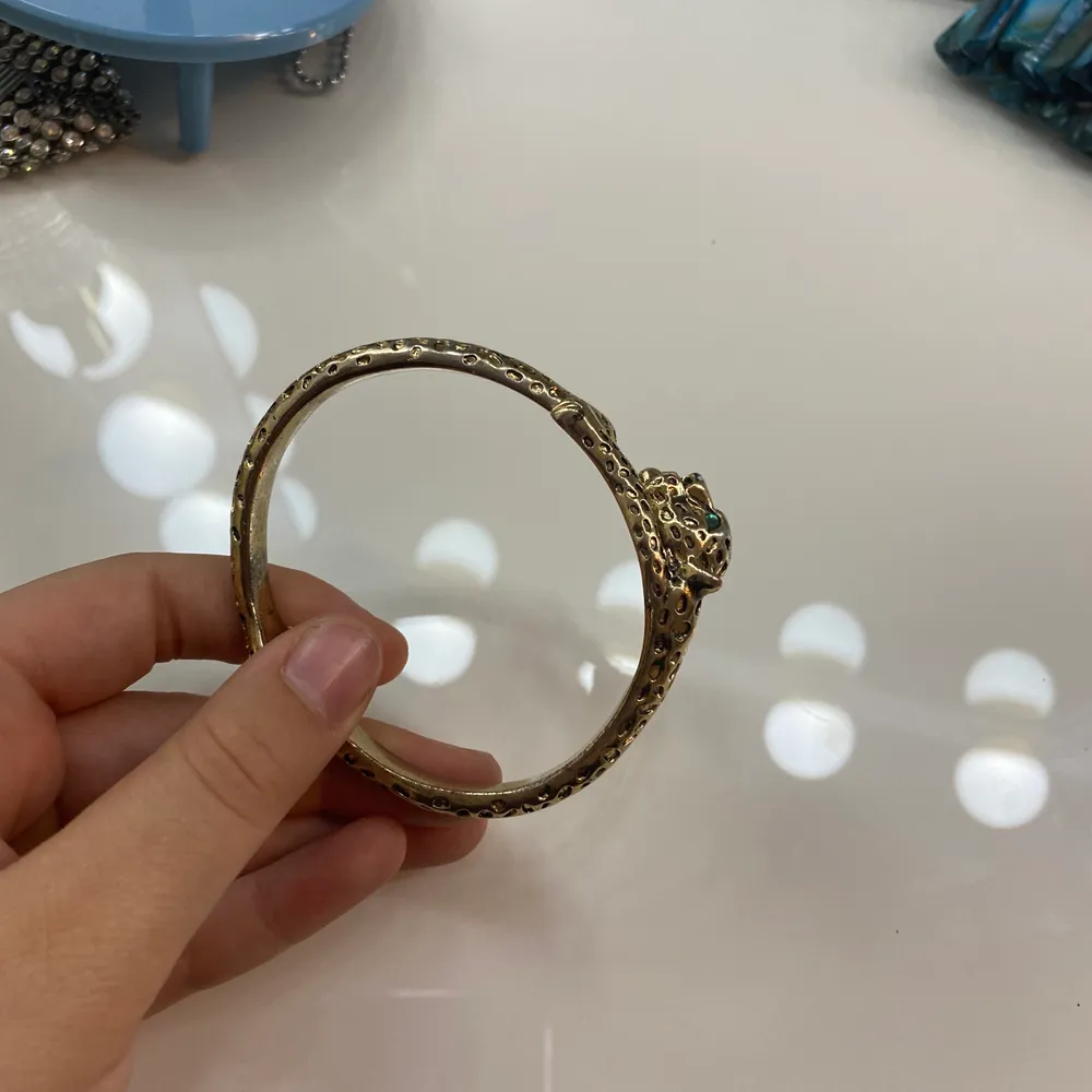 Fint armband format som en leopard med gröna ögon. Armbandet kostar 70kr inkl frakt, så inget extra för frakten!    Skriv gärna om du har några funderingar  eller om du är intresserad!. Accessoarer.