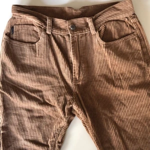 Manchester byxor - Bruna manchester byxor i storlek S. Dem är ganska välanvända men inga skador eller något liknande. Frakt 66kr