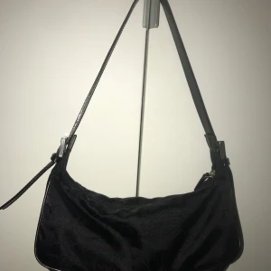 Svart ”baguette väska”  - Säljer en jättefin svart baguette väska i perfekt storlek som jag köpt på humana! Väskan har ett litet fack innuti, och svart text (som man ser på sista bilden). Banden är justerbara! Startpris 100kr❤️