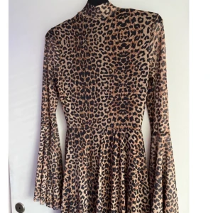 Leopard klänning  - Jätte fin leopard klänning som sitter tajt vid magen sen löser sig ut. 