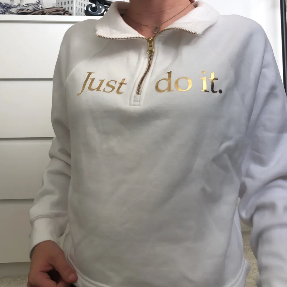 En oanvänd hoodie från Nike i stl S, aldrig använd, endast testad. Vit med gulddetaljer, nypris 549kr. Hoodies.