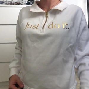 Nike hoodie stl S - En oanvänd hoodie från Nike i stl S, aldrig använd, endast testad. Vit med gulddetaljer, nypris 549kr