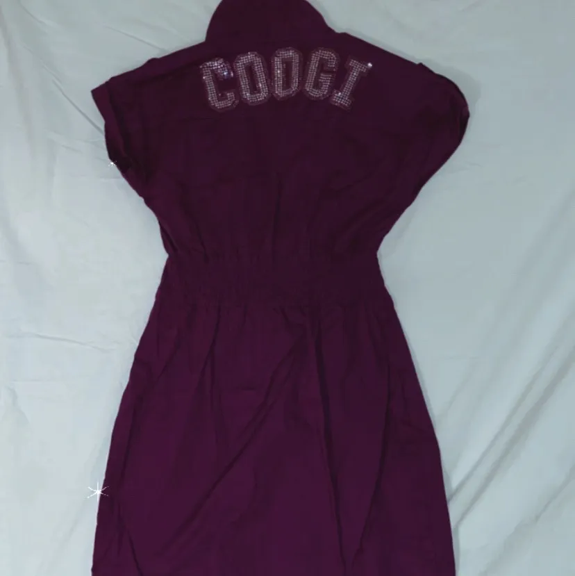Vintage 90’s klänning från Coogi med strass på ryggen! 💫 Buda i kommentarerna - bud höjs med 10kr. Köparen står för frakten! 💘📦. Klänningar.