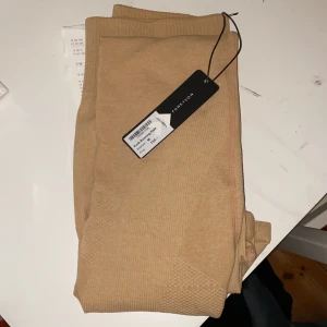 Beiga träningstights  - Köpta från lager 157 och aldrig använda. Liten maska i, märkes när jag kom hem och kvittot var borta. Men går att sy.