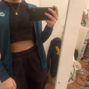 Kofta  - Säljer min asballa Nike kofta som inte kommer till användning. Fint skick och endast använd fåtal gånger❤️