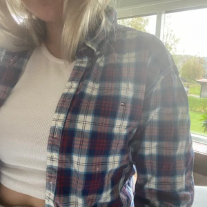 Tommy hilfiger skjorta  - Sjukt snygg sjorta i stolek 176. Men passar en xs/s. Nypris 800. Säljer även jeansen så kolla i min profil.