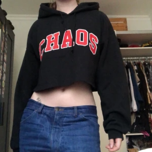 Hoodie med tryck - Svart cropped hoodie från UO. Har katt så det kan finnas katthår. Möts enbart