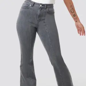 Jättesnygga jeans från afj x nakd i en grå färg