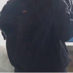 Levis Svart hoodie - Säljer för 150 kr med gratis frakt! Storlek XS men passar oversize så jag som har M kan ha den.