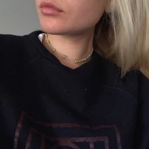 Trendingt pärlhalsband  - Fint halsband med blommor som även går att ha som armband<3