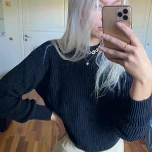 Svart kort stickad tröja - perfekt skick! - Kommer tyvärr inte längre till användning, perfekt skick 🌹 50 kr frakt