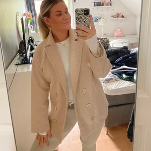 Jacka - Säljer nu denna supersnygga jackan ifrån AFJ kollektionen tillsammans med NAKD. Supersnygg och passar till allt, nypris 599;-😀