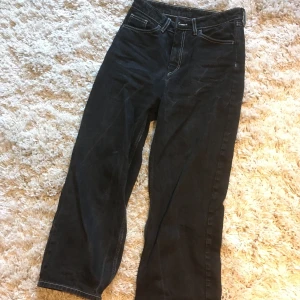 Svarta Jeans strl XS-S - Supersnygga svarta jeans med vita sömmar som tyvärr blivit väldigt för korta för mig! Jag är ca 170 och de är ungefär 10 cm från mina fötter... köpta på monki och i bra skick! <3