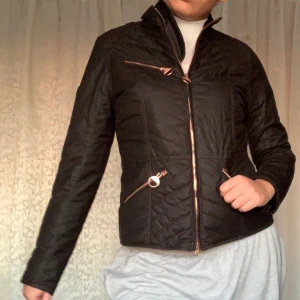 Barbour jacka - Säljer denna sjukt snygga, bekväma, helt nyköpta, äkta barbour jacka!🥰 Perfekt för Sveriges väder. Säljer då jag tyvärr inte kommer ha den till användning. Helt oanvänd med nypris: 2500kr❤️❤️❤️