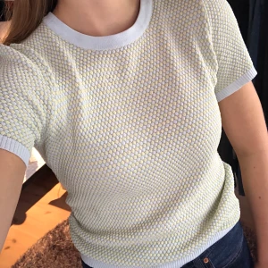 Tröja från zara - Jättefin tröja från zara som är slutsåld. Storlek M men passar mig bra som vanligtvis har S.