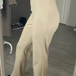 Kostymbyxor  - Superfina kostymbyxor ifrån Gina tricot, dem är i storlek S. Dem har inte kommit till användning tyvärr så jag säljer dem istället! Frakt tillkommer❤️ (Säljer dessa även i svart)