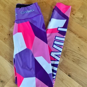 ICIW träningstights - Nyskick! Jättefina men tyvärr för små för mig. Köpte betalar frakten🍀 bud från 100:-