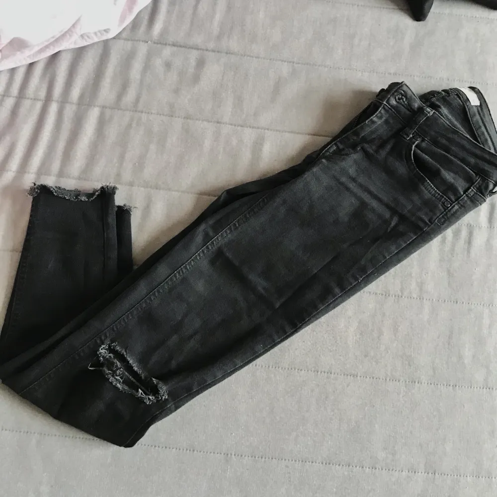 SUPERfina jeans med slits från Gina tricot! Sparsamt använda, men i bra kvalite och skick! Sköna, stretchiga och lågmidjade. Framhäver kroppen. Säljs pga flytt, annars är dessa en favorit. Säljs för 80kr, frakt ingår ej.. Jeans & Byxor.