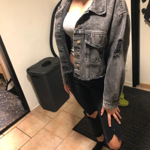 Jacka  - Säljer en riktigt fin sommarjacka då ja aldrig använder då ja inte tycker den är riktigt min stil. köparen står för frakten 