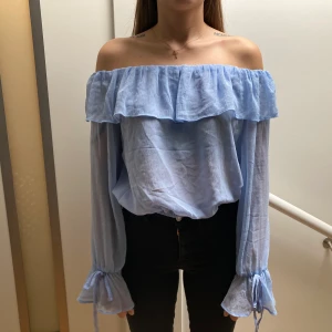 Fin off shoulder blus - Ljusblå off shoulder blus med fina detaljer. Strl S från Bikbok. Aldrig använd, nyskick!🌼