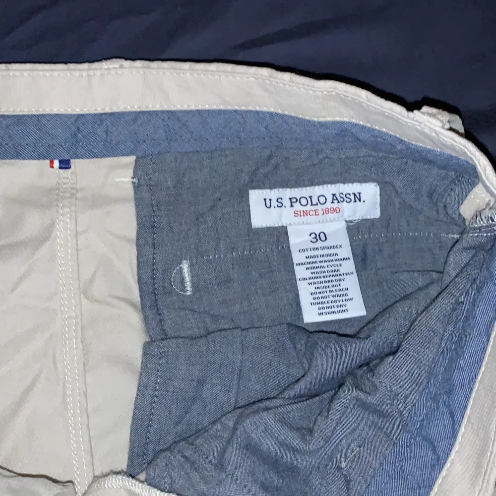 Bieiga chinos storlek 30 slim fit. Köpte dom för 450kr och säljer dom nu för 100kr. Jeans & Byxor.