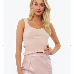 Topp - Chiquelle - Stl S - Säljer min fina topp / linne från Chiquelle. Toppen är använd en gång! Jag kan frakta eller mötas upp i Täby C. Högst bud vinner! 🥰 