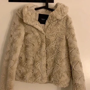 Fuskpälssydd jacka från veromoda i strl xs - Jätteskön och snygg jacka från veromoda i storlek xs men passar även som M. Tyvärr bara kommit till användning en gång så den är i mycket bra skick. Nypris 550kr och köparen står för frakt