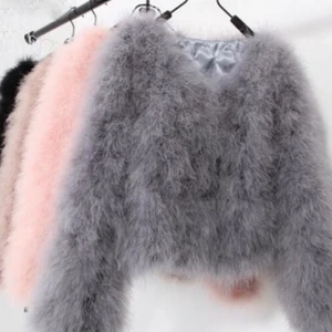 Pälsjacka - Fin jacka gjort på riktiga struts fjädrar (ljusgrå) , storlek M men skulle säga att den passar storlek xs-m. Knappt använd, o inga problem på den💕 nypris 1000