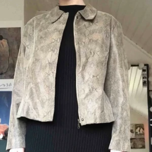 Ormskinn jacka  - förra ägarens bilder💓 Snakeskin / ormakinn jacka, köpt här på Plick men passade inte mej! passar M-L eller S oversized 