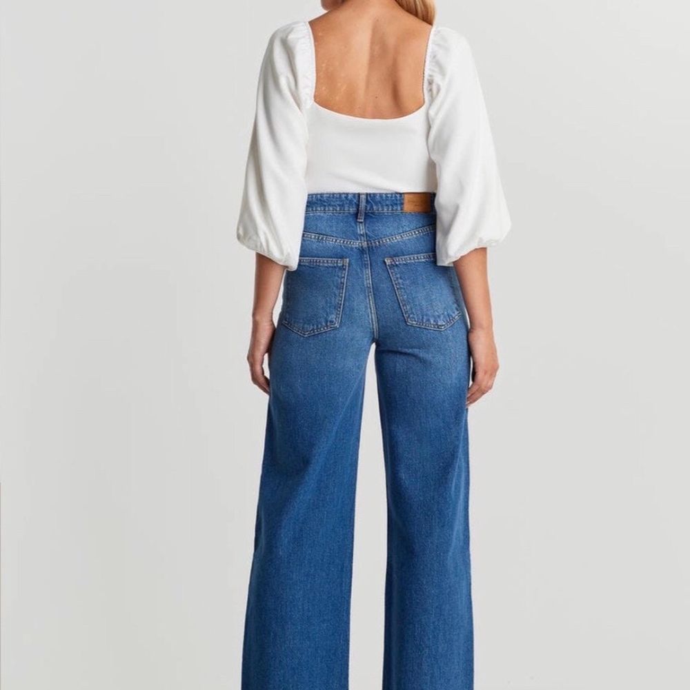 Trendinga vintage inspirerade jeans med en slits på vardera ände, säljes pga att de är för små. Storlek 38, jätte snygga! Priset inklusive frakt . Jeans & Byxor.