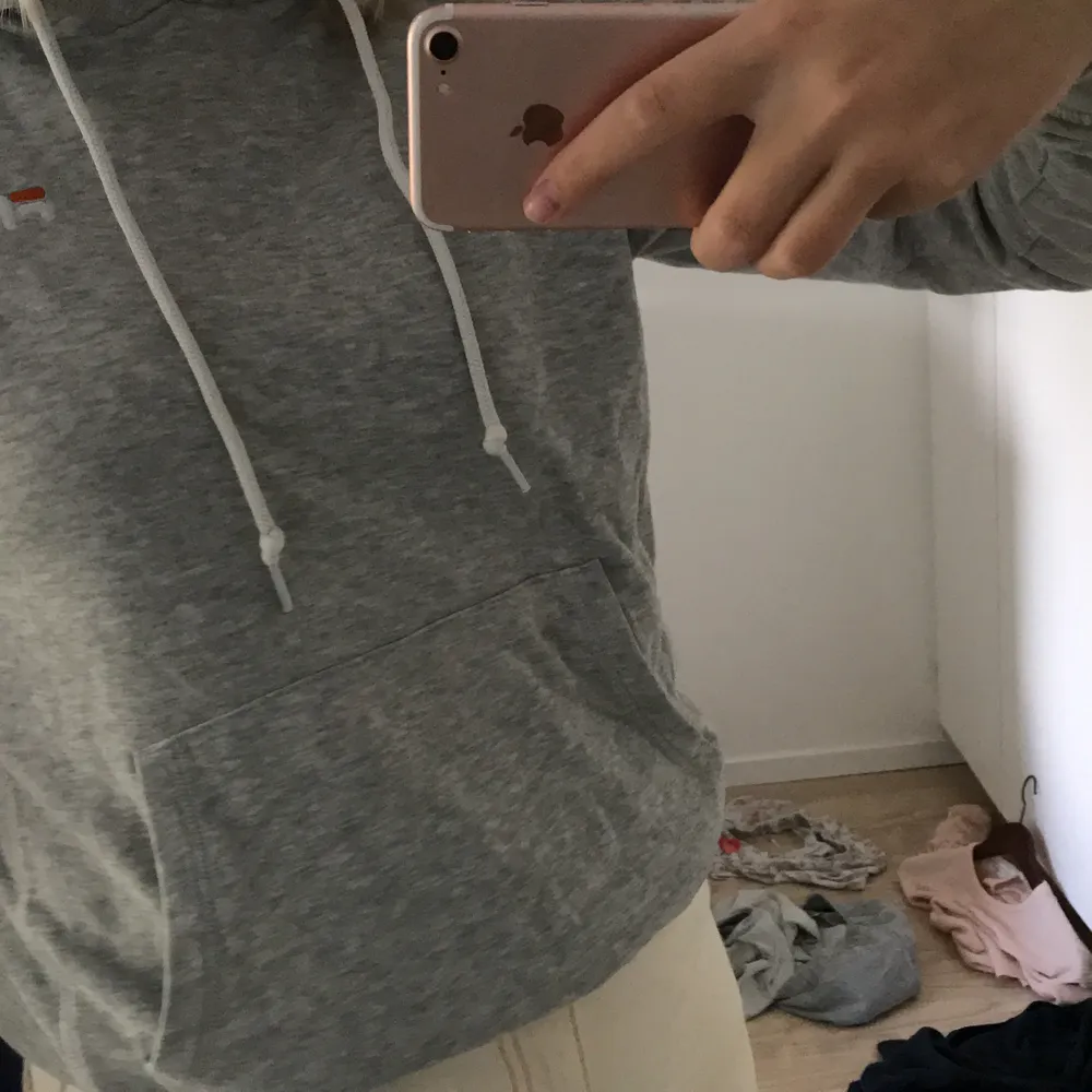 säljer denna hoodie ifrån fila med extra stor luva. Storlek xs men passar M. Pris 100kr+frakt. Hoodies.